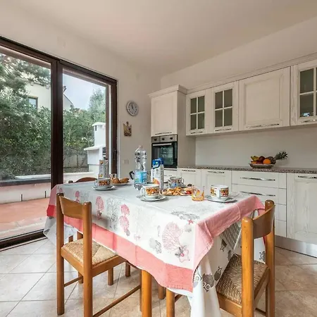 Amazing Detached For 8 Guests Near Stintino *